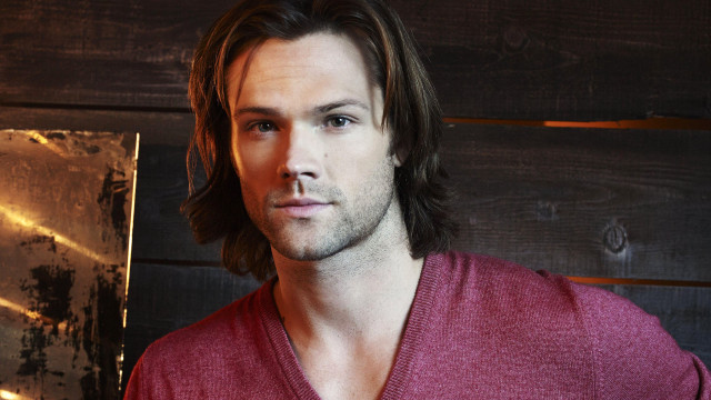 Man longhair redshirt serious look free wallpaper for desktop - medium preview image