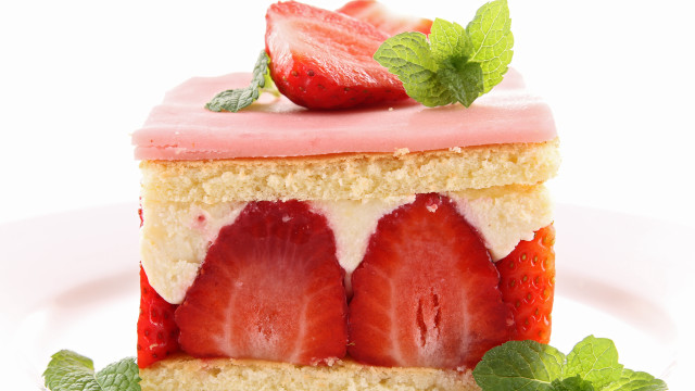 Cake strawberries mint white plate free wallpaper for desktop - medium preview image