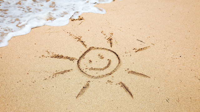 Sun beach waves footprints monochrome free wallpaper for desktop - medium preview image