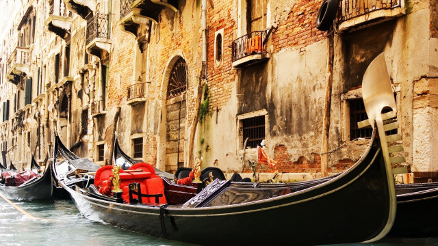 Gondola canal building balcony renaissance free wallpaper for desktop - medium preview image