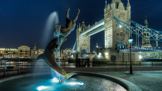 Bronze fountain bridge night cityscape free wallpaper for desktop - medium preview image