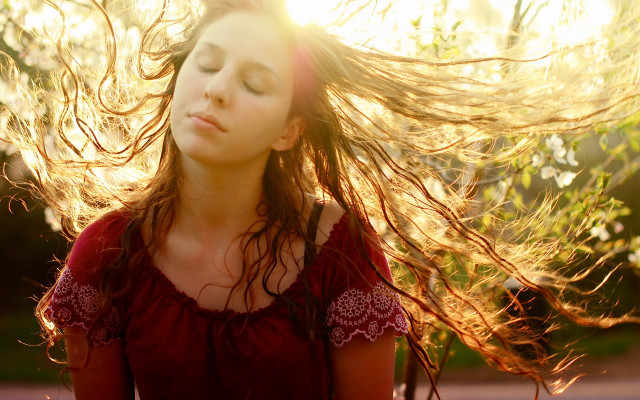 Blowing hair park sun figuration free wallpaper for desktop - medium preview image