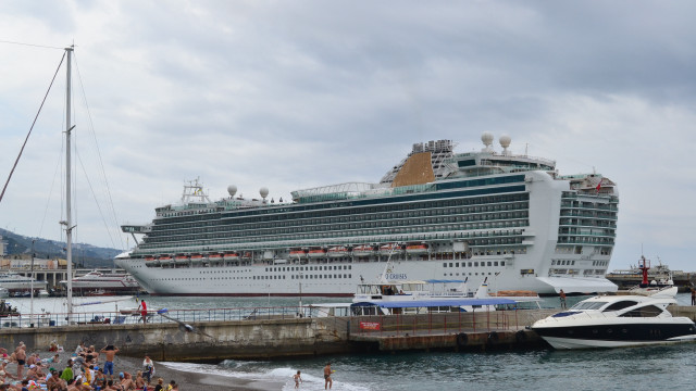 Cruise ship pier crowd tilt free wallpaper for desktop - medium preview image