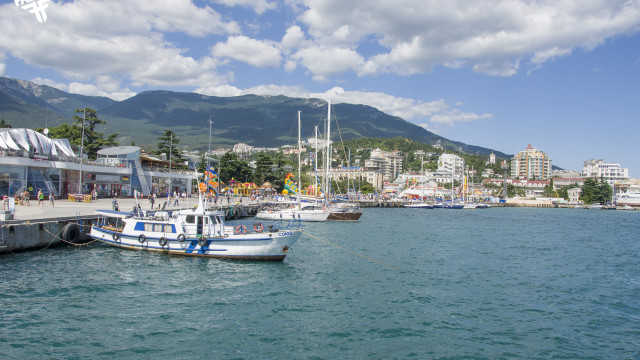 Harbor boats city mountains cloudy free wallpaper for desktop - medium preview image