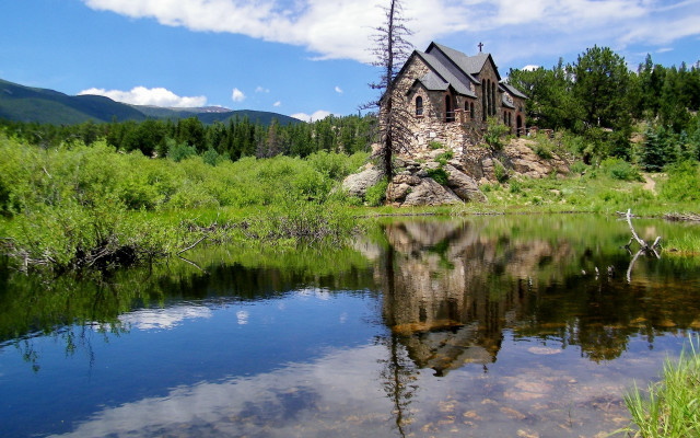 Hill lake mountains reflection tree free wallpaper for desktop - medium preview image