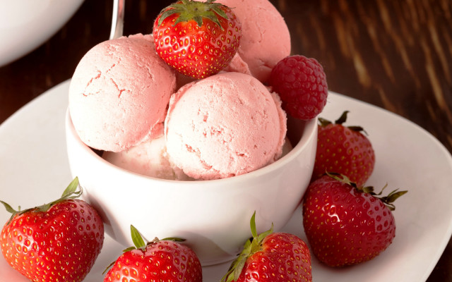 Ice cream strawberries plate spoon free wallpaper for desktop - medium preview image