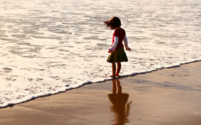 Little girl beach surfboard reflection free wallpaper for desktop - medium preview image