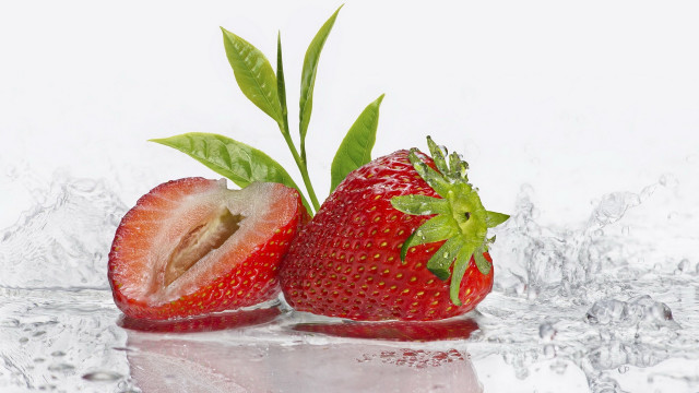 Strawberries water splash leaf photorealism free wallpaper for desktop - medium preview image