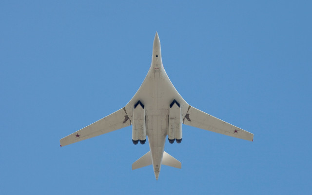 Large jetliner landing gear blue free wallpaper for desktop - medium preview image