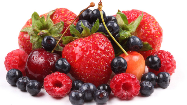 Berries strawberries leaves water drops free wallpaper for desktop - medium preview image