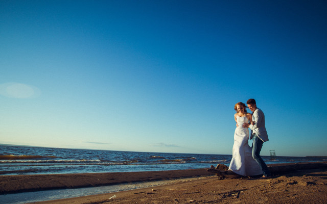 Bride groom beach ocean sky free wallpaper for desktop - medium preview image