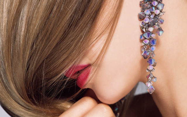 Woman longneck redlip jewelry hyperrealism free wallpaper for desktop - medium preview image