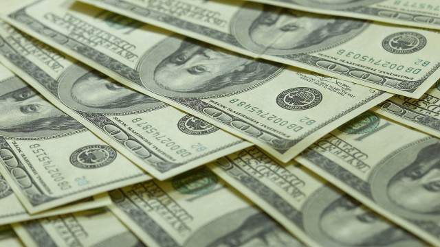 Twenty dollar bills table clock free wallpaper for desktop - medium preview image