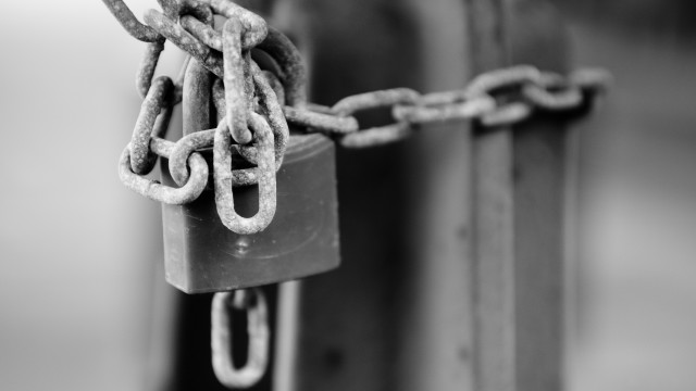 Chain gate padlock ambient occlusion free wallpaper for desktop - medium preview image