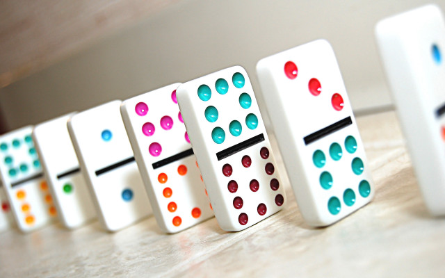 Dominoes table shallow depth blurry free wallpaper for desktop - medium preview image