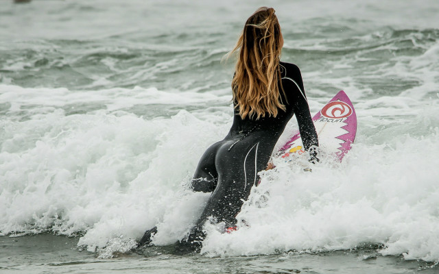 Woman surfing pink surfboard beach free wallpaper for desktop - medium preview image