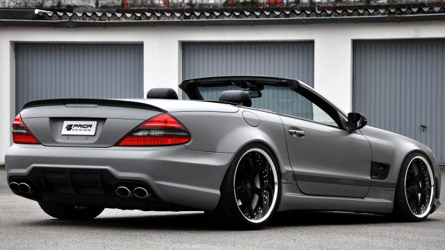 Silver sports car garage redlight free wallpaper for desktop - medium preview image