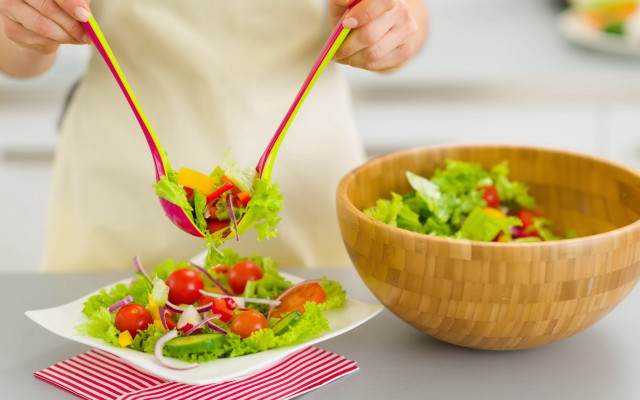 Chopsticks salad plate bowl depthfield free wallpaper for desktop - medium preview image