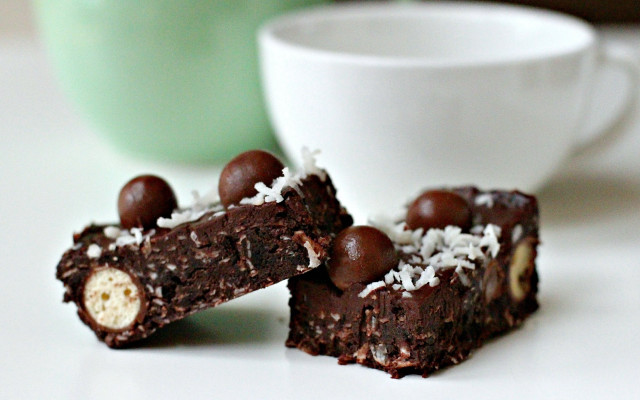 Chocolate cake coffee mug blurry free wallpaper for desktop - medium preview image