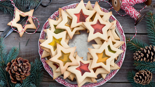 Cookies stars christmas pine cones free wallpaper for desktop - medium preview image