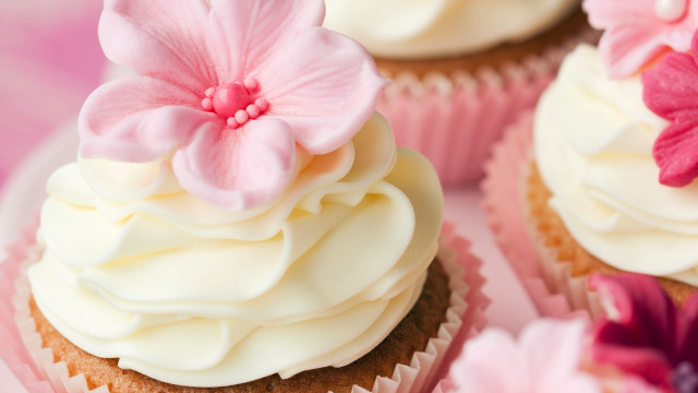 Cupcake white frosting pink flowers #2 free wallpaper for desktop - medium preview image