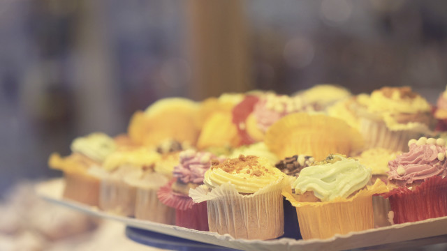 Cupcakes frosting toppings blurry shallow free wallpaper for desktop - medium preview image