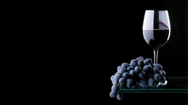 Wine grapes stilllife photorealism blackbackground free wallpaper for desktop - medium preview image