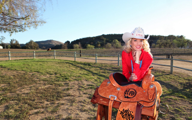 Woman cowboy hat horse field free wallpaper for desktop - medium preview image