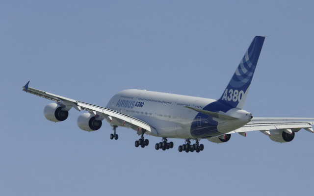 Large jetliner blue sky landing free wallpaper for desktop - medium preview image