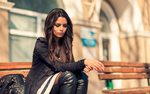 Citypark woman bench phone watch free wallpaper for desktop - medium preview image