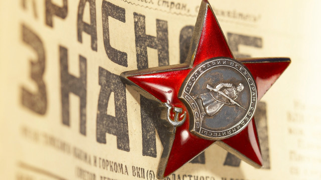 Red star medal chain newspaper free wallpaper for desktop - medium preview image