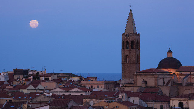 Full moon city church tower free wallpaper for desktop - medium preview image