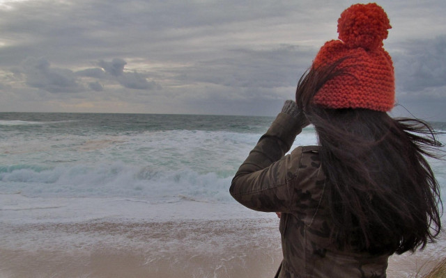 Woman red hat beach ocean free wallpaper for desktop - medium preview image
