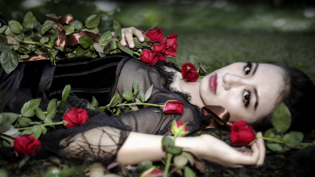 Woman roses blackdress veil gothic free wallpaper for desktop - medium preview image