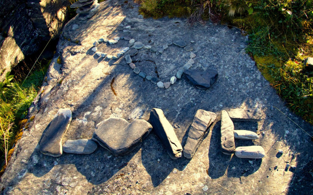 Rock broken sign love bench free wallpaper for desktop - medium preview image