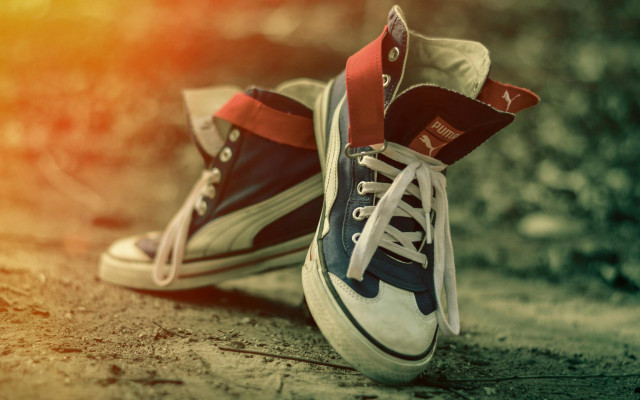 Sneakers red white blue laces free wallpaper for desktop - medium preview image