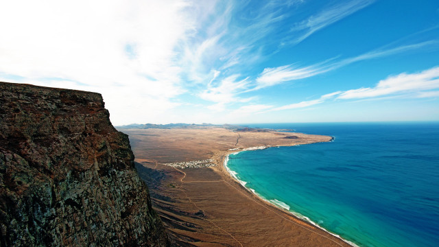 Beach cliff ocean tiltshift scenery free wallpaper for desktop - medium preview image