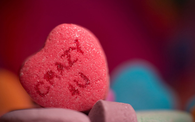Heart candy message pile macro free wallpaper for desktop - medium preview image