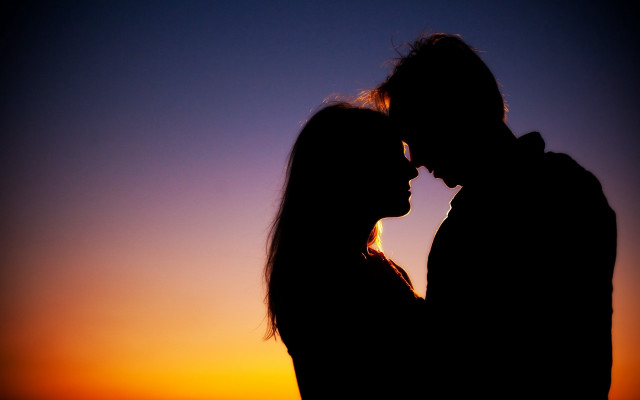 Sunset couple silhouette romantic backlighting free wallpaper for desktop - medium preview image