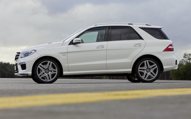 White mercedes benz finely detailed free wallpaper for desktop - medium preview image