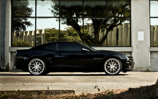 Black sports car building scene free wallpaper for desktop - medium preview image