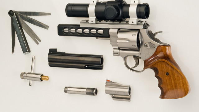 Revolver scissors assemblage vector dong free wallpaper for desktop - medium preview image