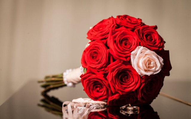 Red roses bouquet ring flower free wallpaper for desktop - medium preview image