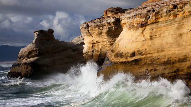 Stormy ocean wave cliffs rocks free wallpaper for desktop - medium preview image