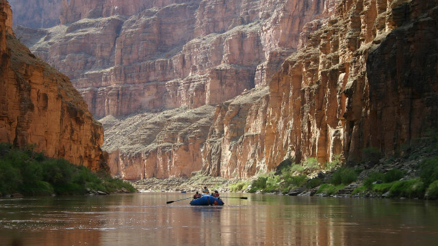 River canyon boat kayak cityscape free wallpaper for desktop - medium preview image