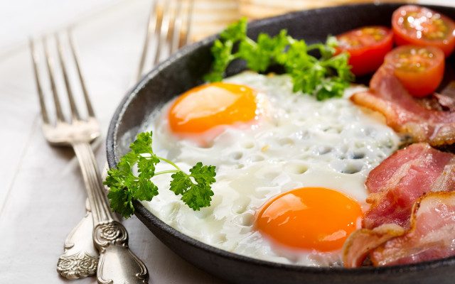 Eggs bacon tomatoes table food free wallpaper for desktop - medium preview image