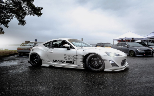 White sports car rainy night free wallpaper for desktop - medium preview image