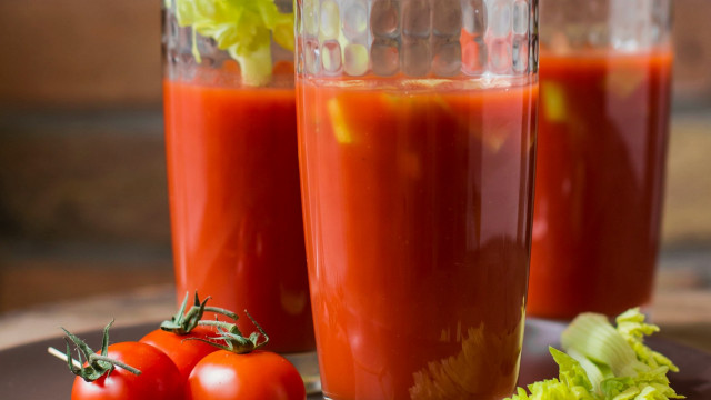 Plate tomatoes lettuce tomatojuice ketchup free wallpaper for desktop - medium preview image