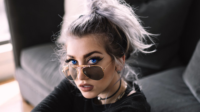 Alice prin blue eyes sunglasses free wallpaper for desktop - medium preview image