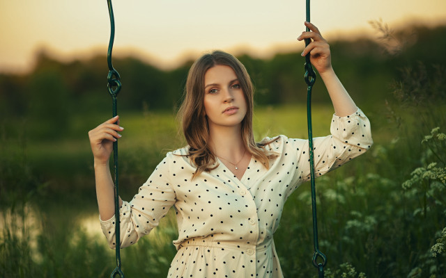 Woman polka dot dress holding #4 free wallpaper for desktop - medium preview image